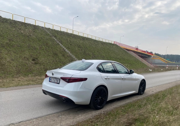 Alfa Romeo Giulia cena 81000 przebieg: 144000, rok produkcji 2017 z Garwolin małe 79